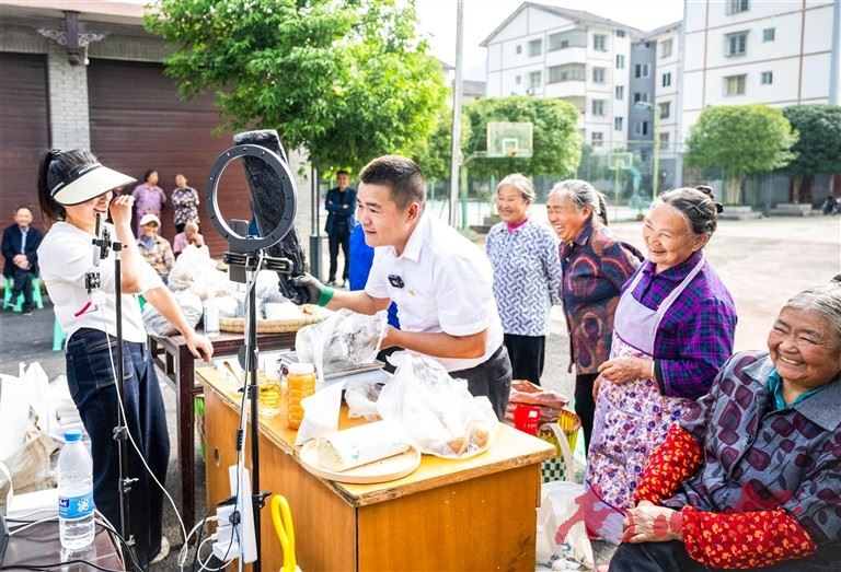 南川：村干部直播带货 振兴路越走越宽