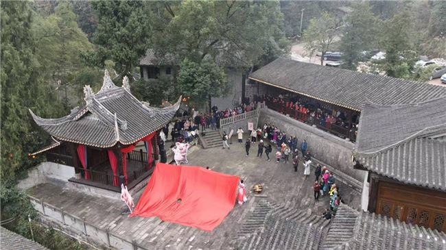 首届金佛山178刨猪汤文旅消费季走进南川区黎香湖镇