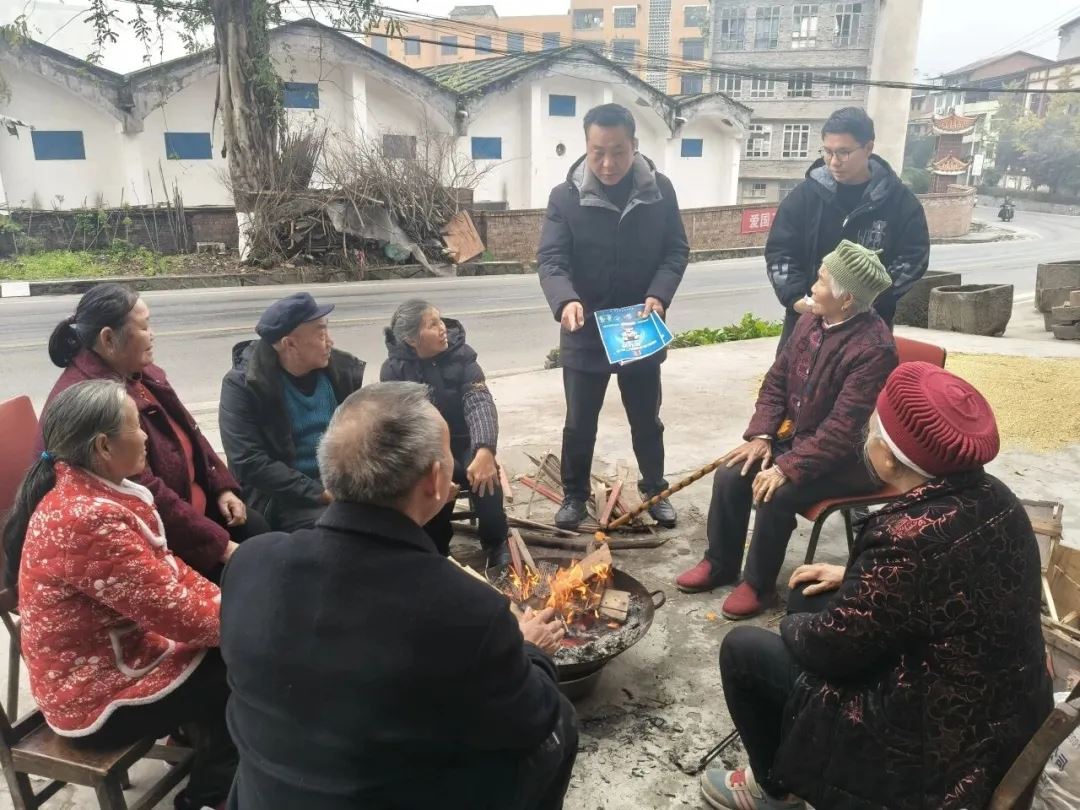 鸣玉镇严抓冬季防火与一氧化碳中毒防范