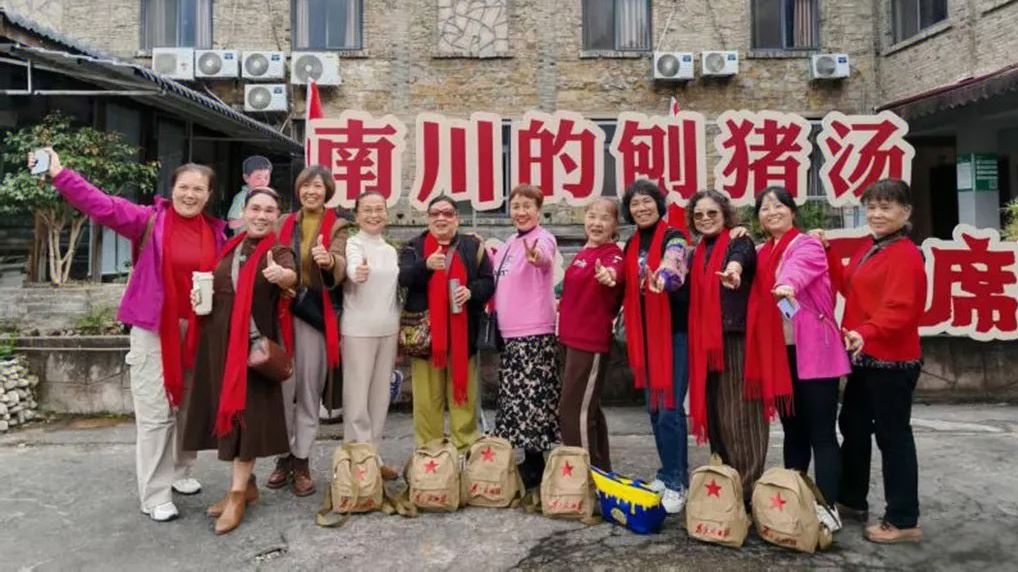 南平镇承办2025年“南川请你来吃刨猪汤”文旅消费季开幕式