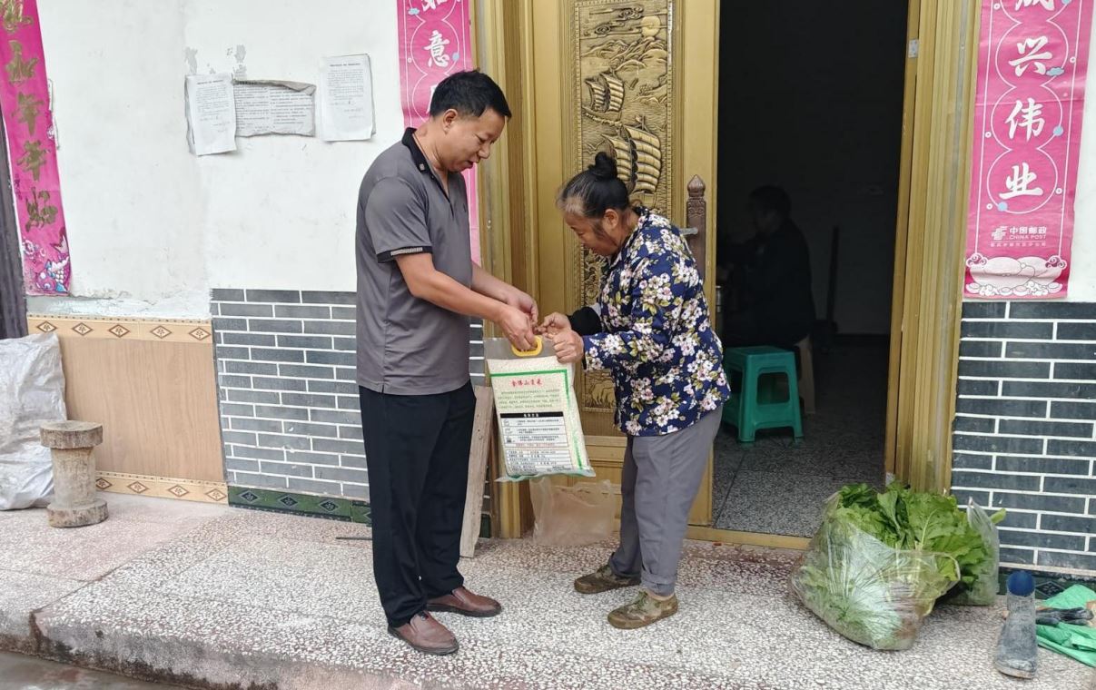 走访慰问暖民心，巩固成果助振兴