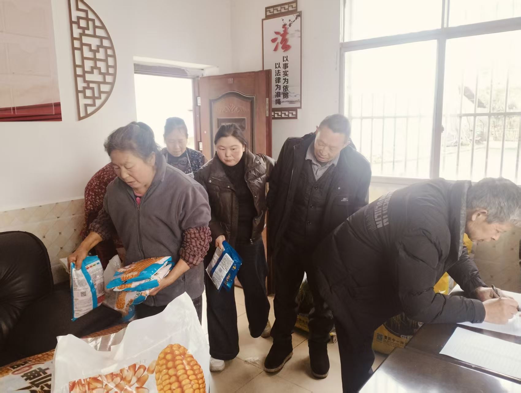 头渡镇有序发放农资农技“大礼包”助力春耕秋播生产