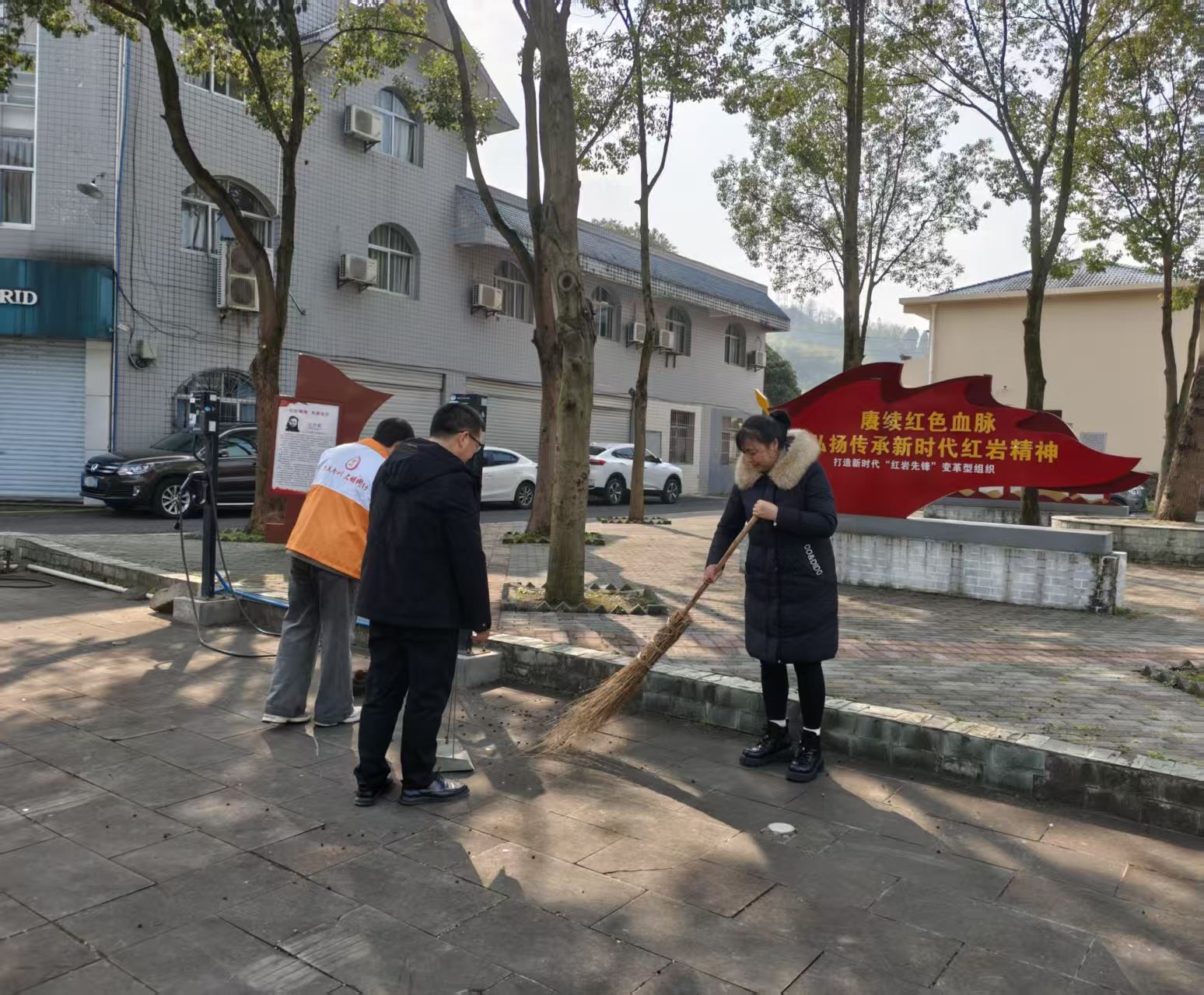 楠竹山镇组织开展集镇卫生大扫除