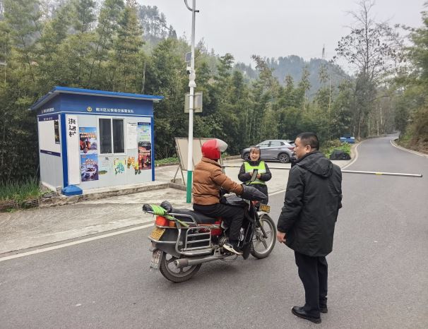 石莲守好平安路护航团圆幸福年