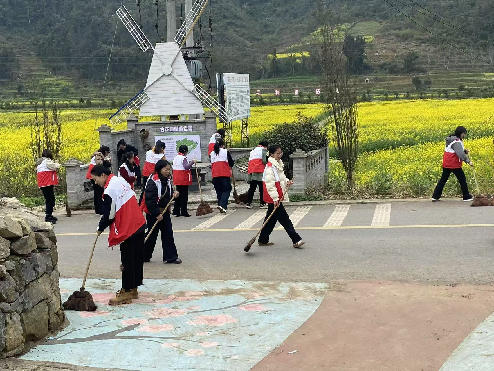 古花镇开展大扫除喜迎“三八”妇女节