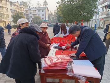 骑龙镇：挥毫泼墨写春联浓情厚意迎新春