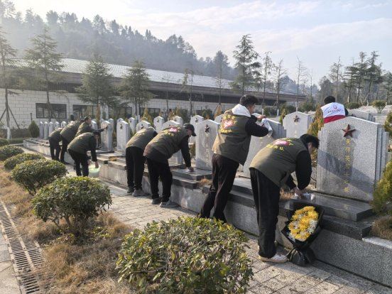 木凉镇开展烈士陵园清扫志愿服务活动