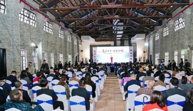 南城街道举办“2025年招商引资项目集中签约”仪式