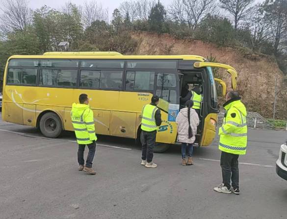 楠竹山镇开展道路交通安全检查